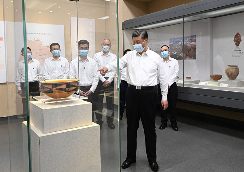 5月16日下午，中共中央总书记、国度主席、中央军委主席习近平在前往陕西西安主持中国－中亚峰会途中，在山西运城博物馆调查。