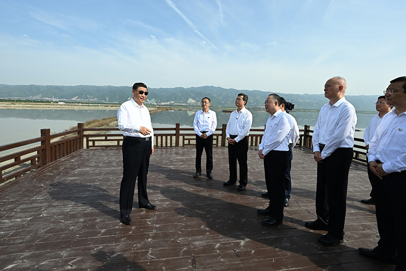 5月16日下午，中共中央总书记、国度主席、中央军委主席习近平在前往陕西西安主持中国－中亚峰会途中，在山西运城盐湖调查。