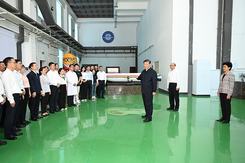 9月6日至8日，中共中央总书记、国度主席、中央军委主席习近平在黑龙江调查。这是7日上午，习近平在哈尔滨工程大学调查时，同师生代表亲切互换。