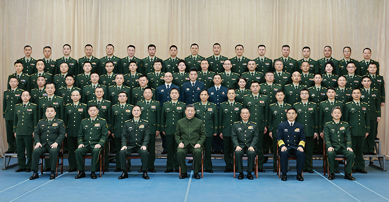 11月29日，中共中央总书记、国度主席、中央军委主席习近平到武警海警总队东海海区指挥部视察。这是习近平亲切接见东海海区指挥部有关同道，同各人合影留想。